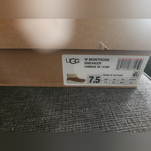 UGGS - Picture 4 of 4